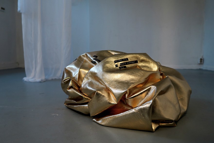 guldsten o klänning detalj